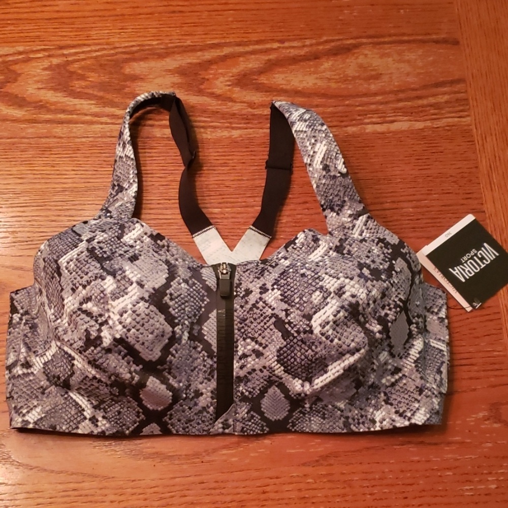 NWT VS Incredible Knockout Sports Bra 36D